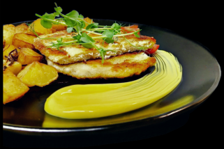 Шніцель курячий з картоплею Айдахо